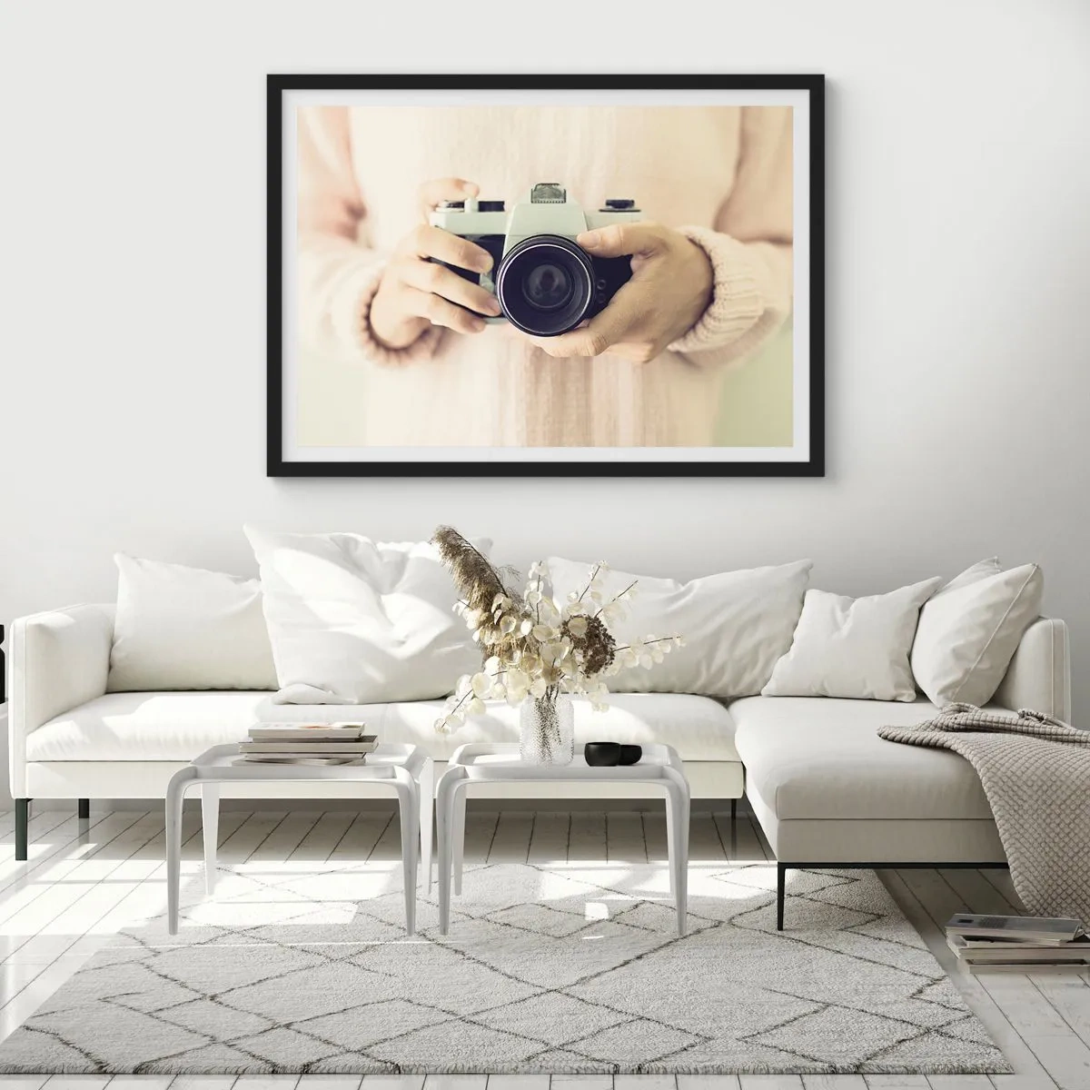 Plakat w czarnej ramie - Retro aparat fotograficzny trzymany w dłoniach na jasnym tle - 100x70cm - By widzieć więcej… - Nowoczesna dekoracja ścienna do salonu i sypialni ARTTOR