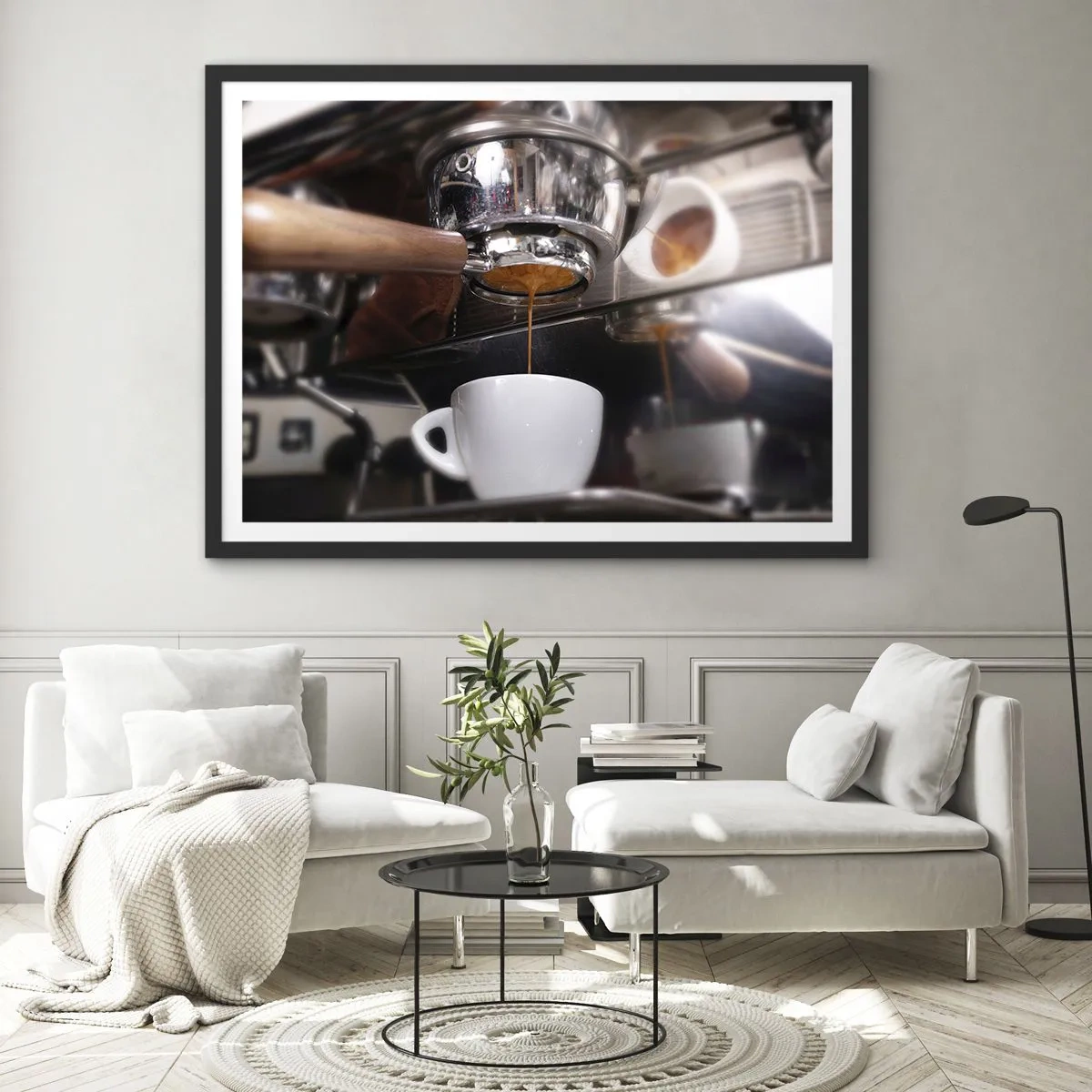 Plakat w czarnej ramie - Zbliżenie na ekspres do kawy przygotowujący świeże espresso - 70x50cm - Dobra chwila dnia - Nowoczesna dekoracja ścienna do salonu i sypialni ARTTOR