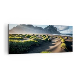 Obraz na płótnie - Zielone wydmy z górskim tłem pod błękitnym niebem - 120x50cm - Harmonia żywiołów - Nowoczesna dekoracja ścienna do salonu i sypialni ARTTOR