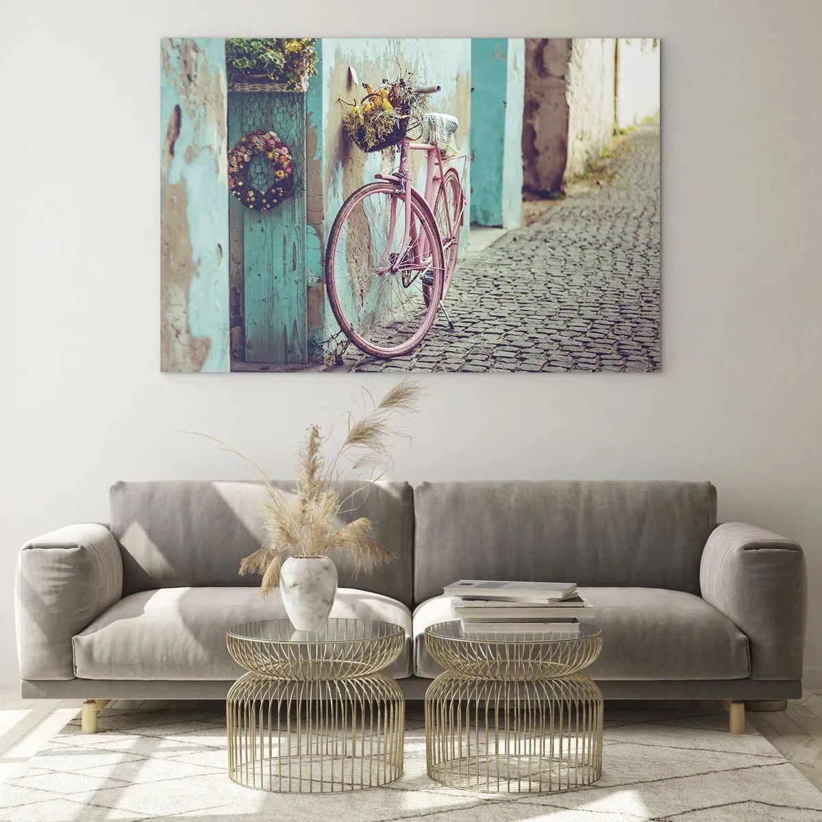 Obraz na szkle - Różowy rower oparty o ścianę z kwiatami w koszach, przy pastelowym tle - 70x50cm - Zaraz wracam - Nowoczesna dekoracja ścienna do salonu i sypialni ARTTOR