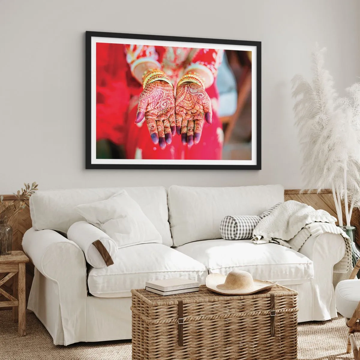 Plakat w czarnej ramie - Ozdobione dłonie z henną na tle czerwonej sukni - 70x50cm - Gotowa złapać szczęście - Nowoczesna dekoracja ścienna do salonu i sypialni ARTTOR