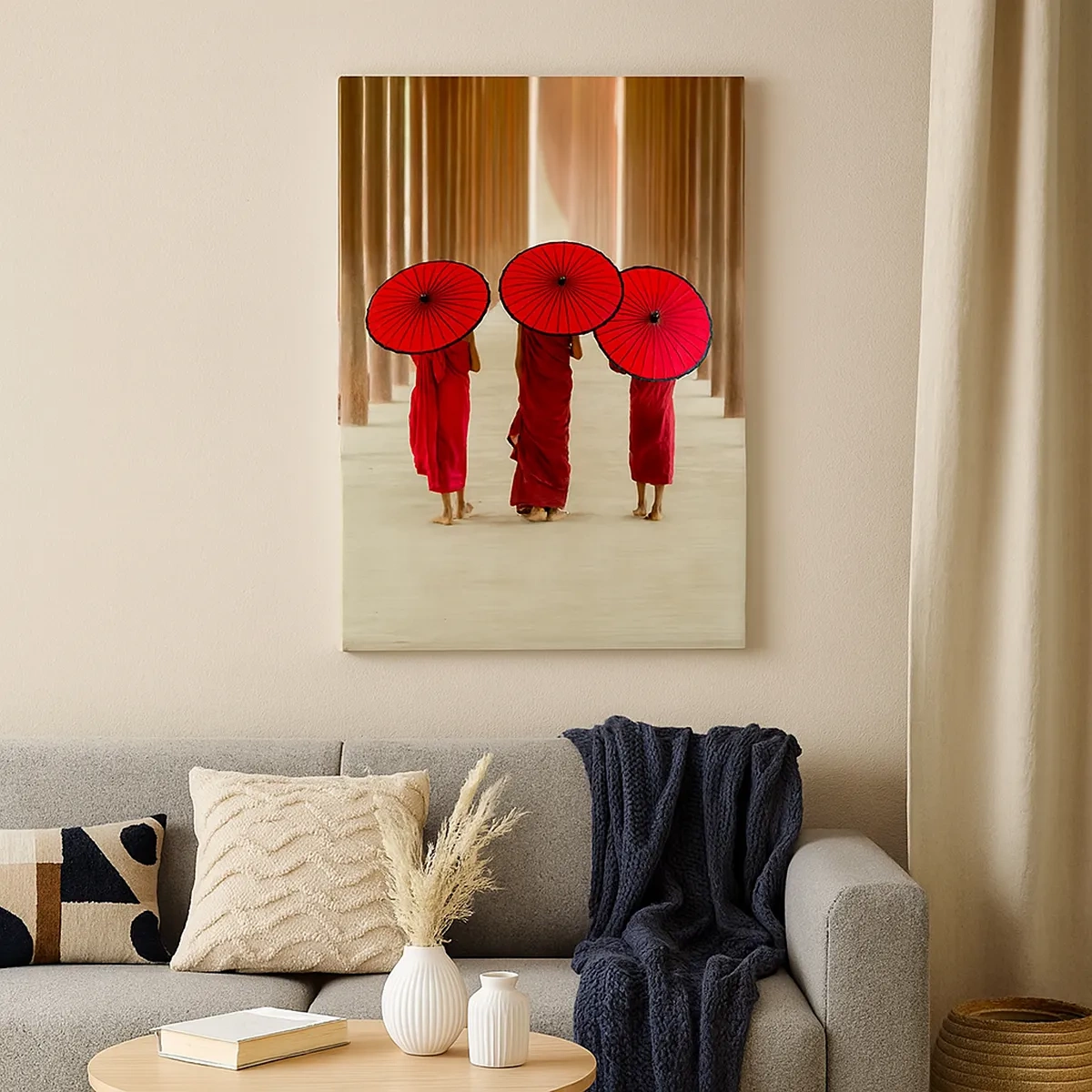 Obraz na płótnie - Trzech mnichów w czerwonych szatach z czerwonymi parasolami spacerujących w drewnianym korytarzu - 50x70cm - W drodze do Czystej Krainy - Nowoczesna dekoracja ścienna do salonu, kuchni i sypialni ARTTOR