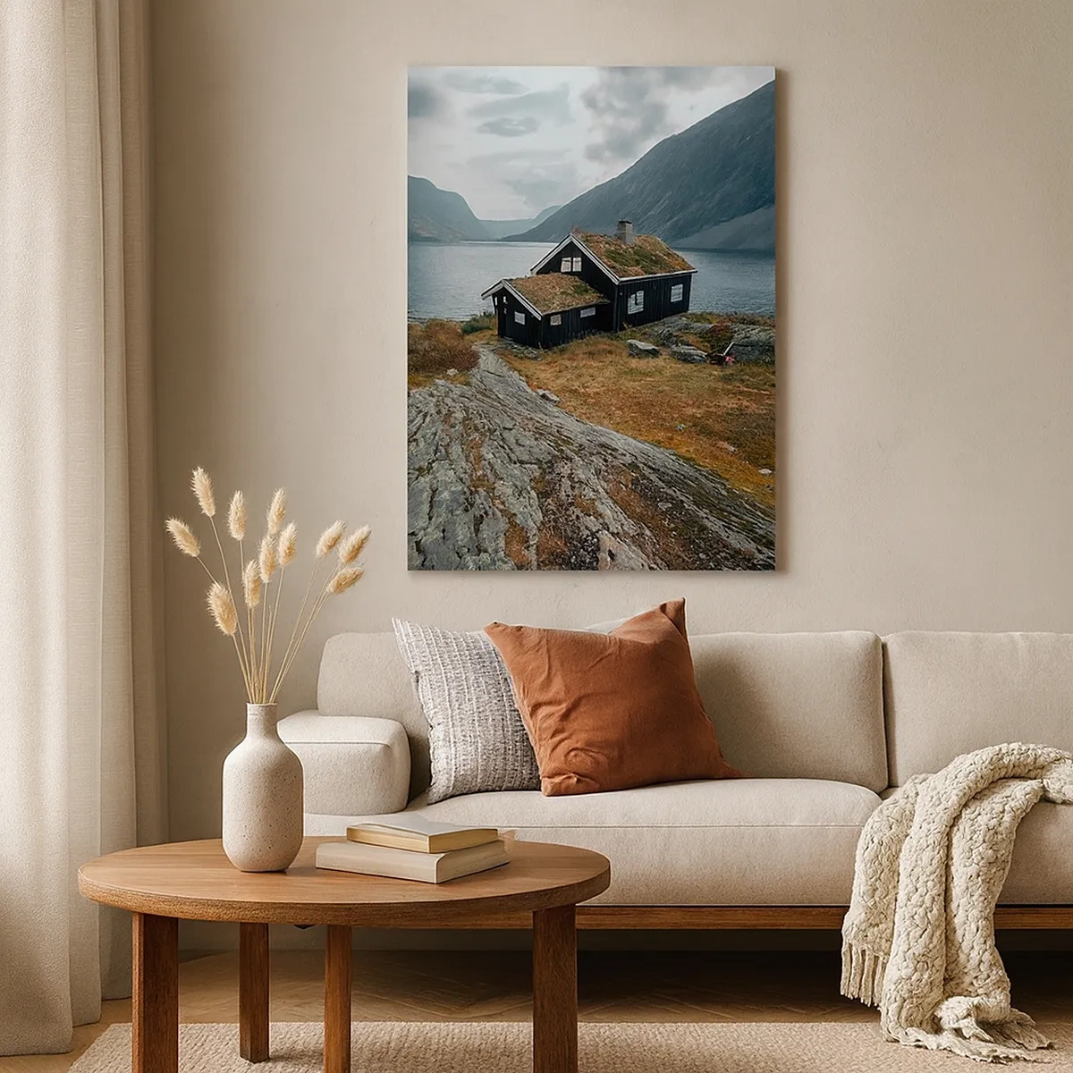 Obraz na płótnie - Domek z trawiastym dachem nad norweskim fiordem otoczony górami - 50x70cm - Letnisko nad fiordem - Nowoczesna dekoracja ścienna do salonu, kuchni i sypialni ARTTOR