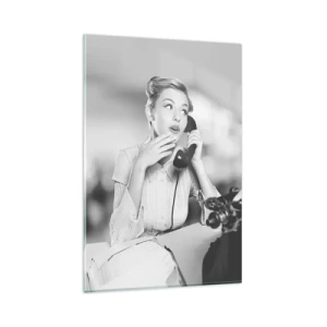 Obraz na szkle - Kobieta rozmawiająca przez telefon przy maszynie do pisania - 80x120cm - Halo, tu lata 50. - Nowoczesna dekoracja ścienna do salonu i sypialni ARTTOR