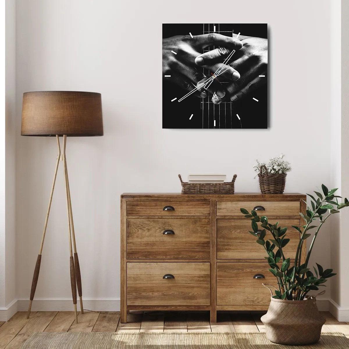 Zegar ścienny - Dłonie splecione na gitarze w monochromatycznej tonacji - 30x30cm - Modlitwa artysty - Nowoczesna dekoracja ścienna do salonu i sypialni ARTTOR