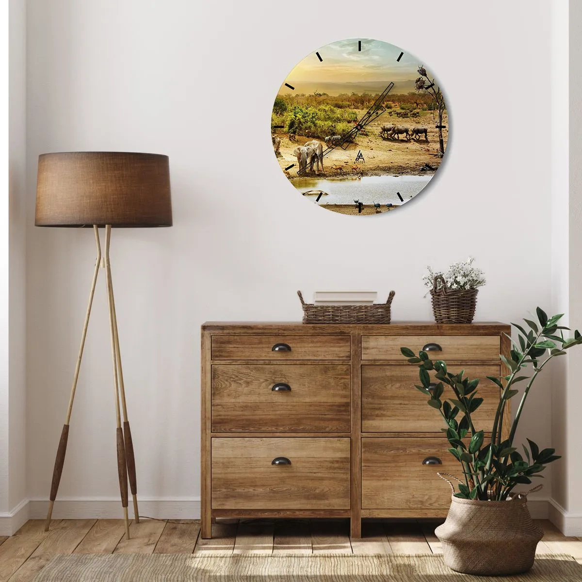 Zegar ścienny - Sawanna z dzikimi zwierzętami przy wodopoju o zachodzie słońca - 30x30cm - "Z Edenu zaś wypływała rzeka…" - Nowoczesna dekoracja ścienna do salonu, kuchni i sypialni ARTTOR