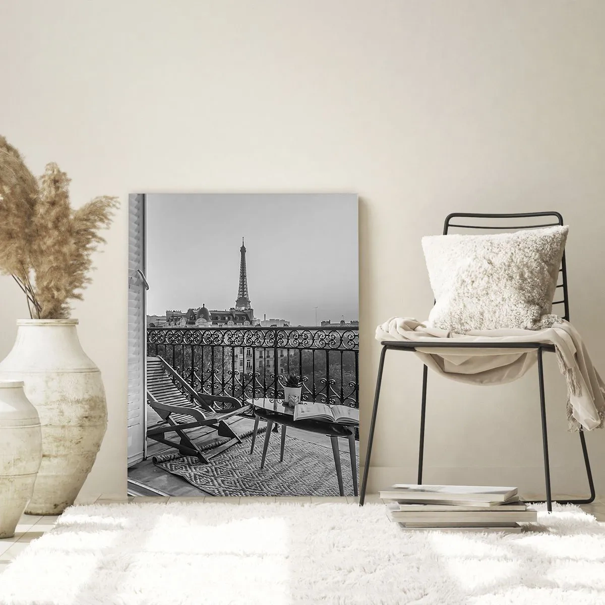 Obraz na szkle - Widok na wieżę Eiffla z balkonu z leżakami i stolikiem - 70x100cm - Paryskie popołudnie - Nowoczesna dekoracja ścienna do salonu i sypialni ARTTOR