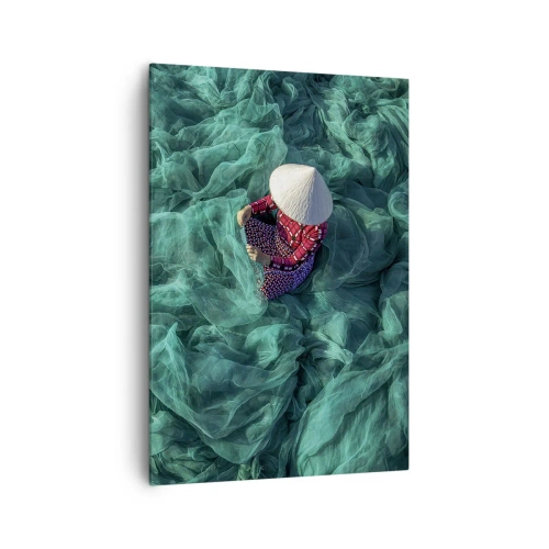 Obraz na płótnie - Osoba z kapeluszem wśród zielonych sieci rybackich - 70x100cm - W morzu sieci - Nowoczesna dekoracja ścienna do salonu i sypialni ARTTOR