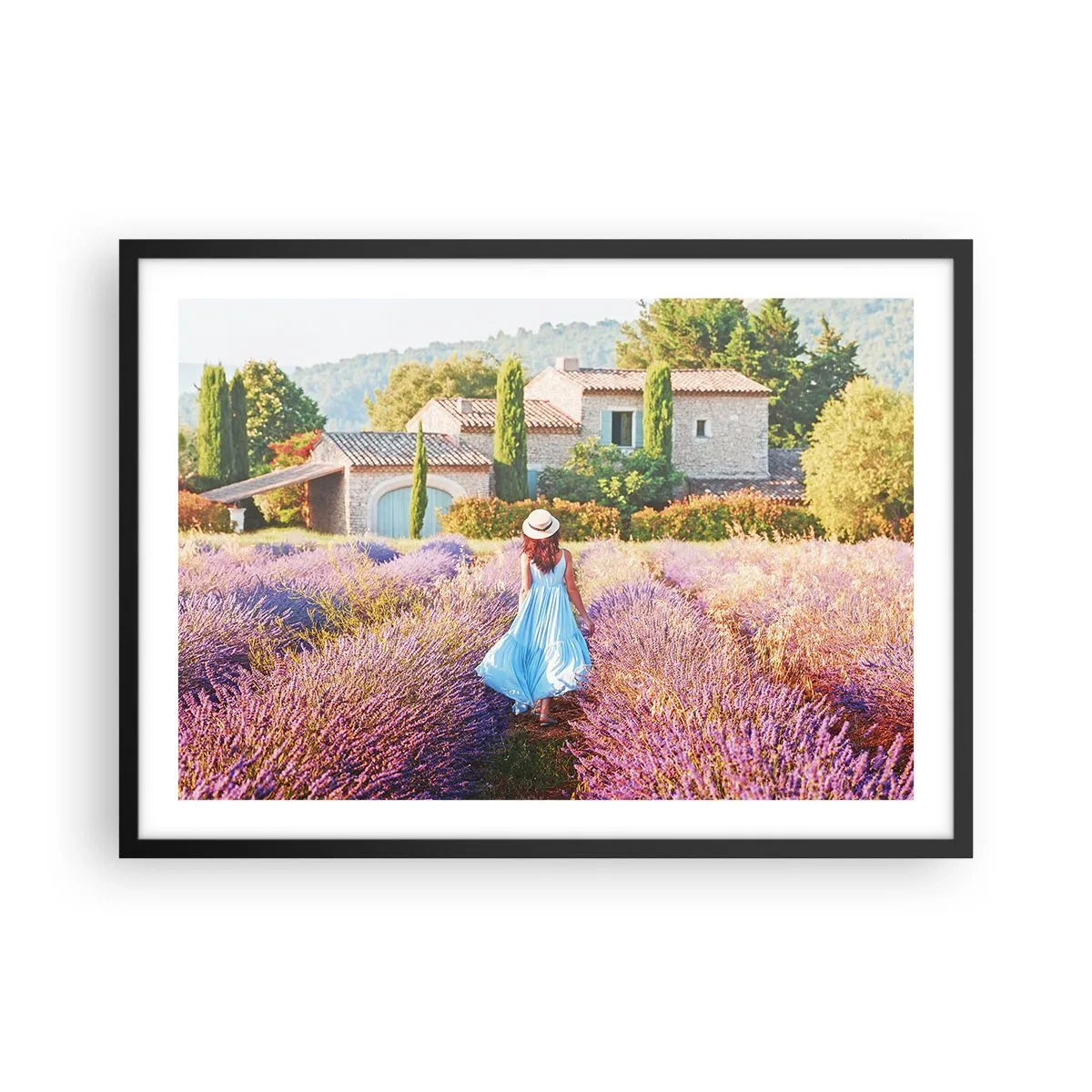 Plakat w czarnej ramie - Kobieta w błękitnej sukni spacerująca po polu lawendy z widokiem na dom - 70x50cm - Lawendowa dziewczyna - Nowoczesna dekoracja ścienna do salonu i sypialni ARTTOR