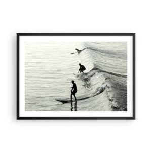 Plakat w czarnej ramie - Surferzy na falach w monochromatycznym ujęciu - 70x50cm - Na spotkanie fali - Nowoczesna dekoracja ścienna do salonu i sypialni ARTTOR
