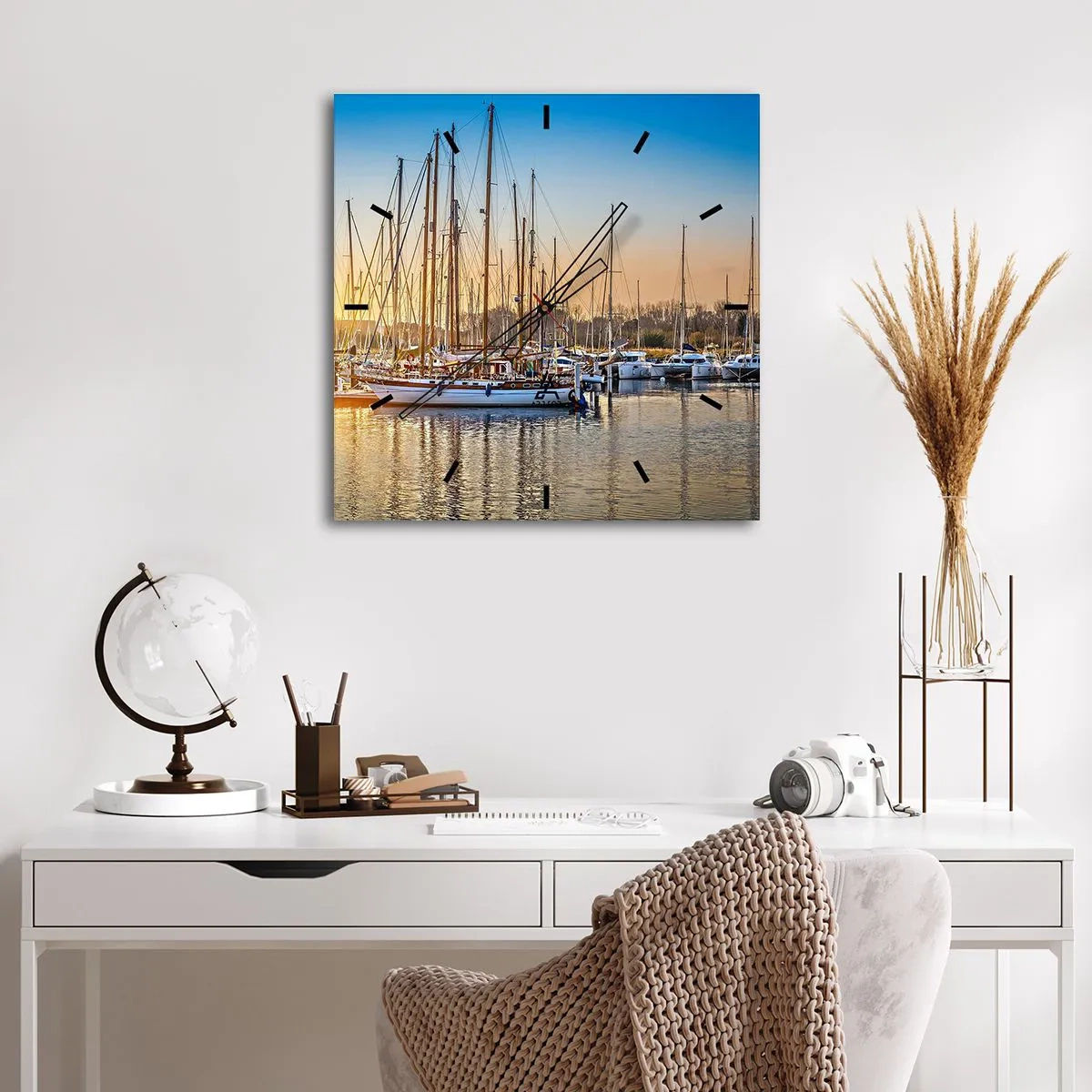 Zegar ścienny - Zachód słońca nad mariną pełną żaglówek - 30x30cm - Wiatr też musi spać - Nowoczesna dekoracja ścienna do salonu i sypialni ARTTOR