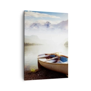 Obraz na płótnie - Drewniana łódź przy brzegu jeziora z górskim pejzażem w tle - 50x70cm - Nad wodą wielką i czystą - Nowoczesna dekoracja ścienna do salonu, kuchni i sypialni ARTTOR