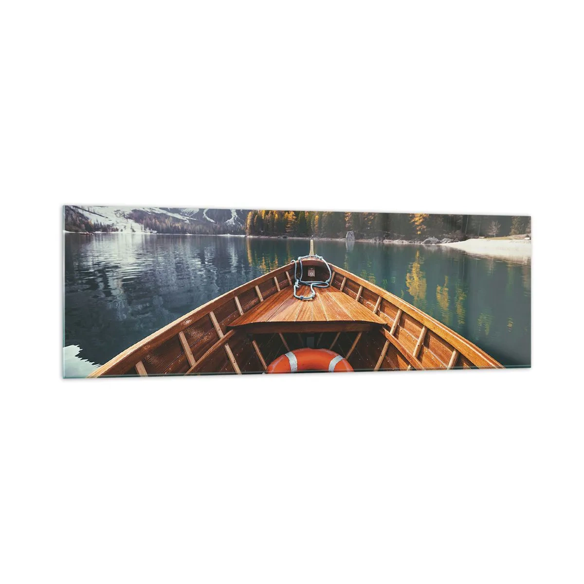Obraz na szkle - Drewniana łódź na górskim jeziorze otoczonym lasem - 160x50cm - Górska wycieczka - Nowoczesna dekoracja ścienna do salonu i sypialni ARTTOR