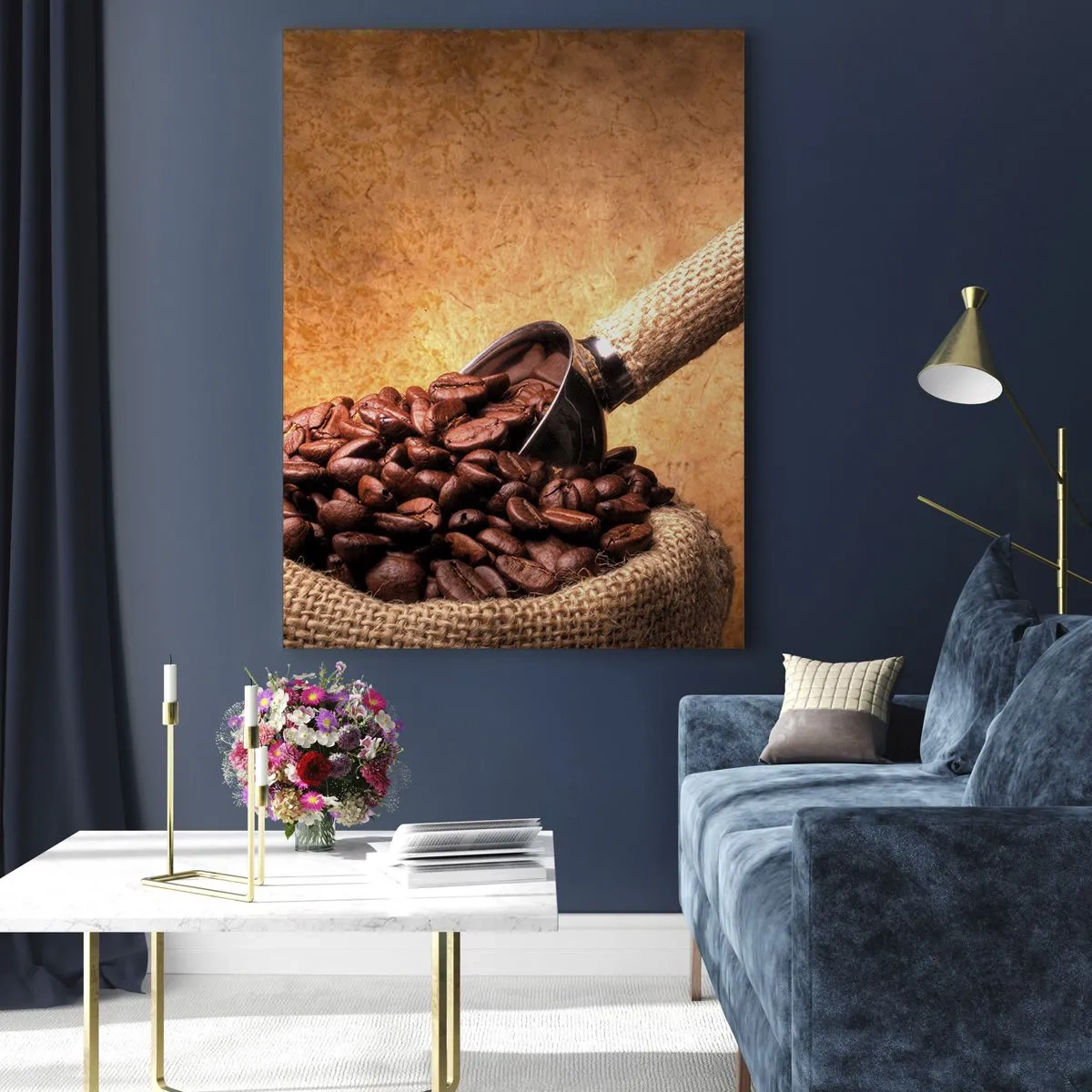 Obraz na szkle - Ziarna kawy w worku jutowym z metalową łopatką - 50x70cm - U źródeł smaku - Nowoczesna dekoracja ścienna do salonu, kuchni i sypialni ARTTOR