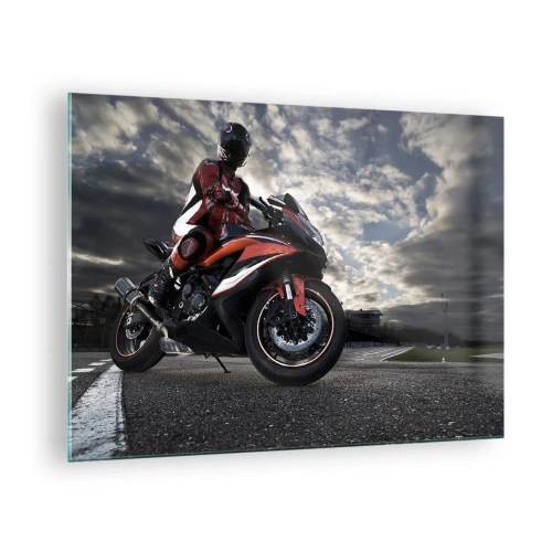 Obraz na szkle - Motocyklista na torze wyścigowym pod burzowym niebem - 70x50cm - Mroczny jeździec - Nowoczesna dekoracja ścienna do salonu i sypialni ARTTOR