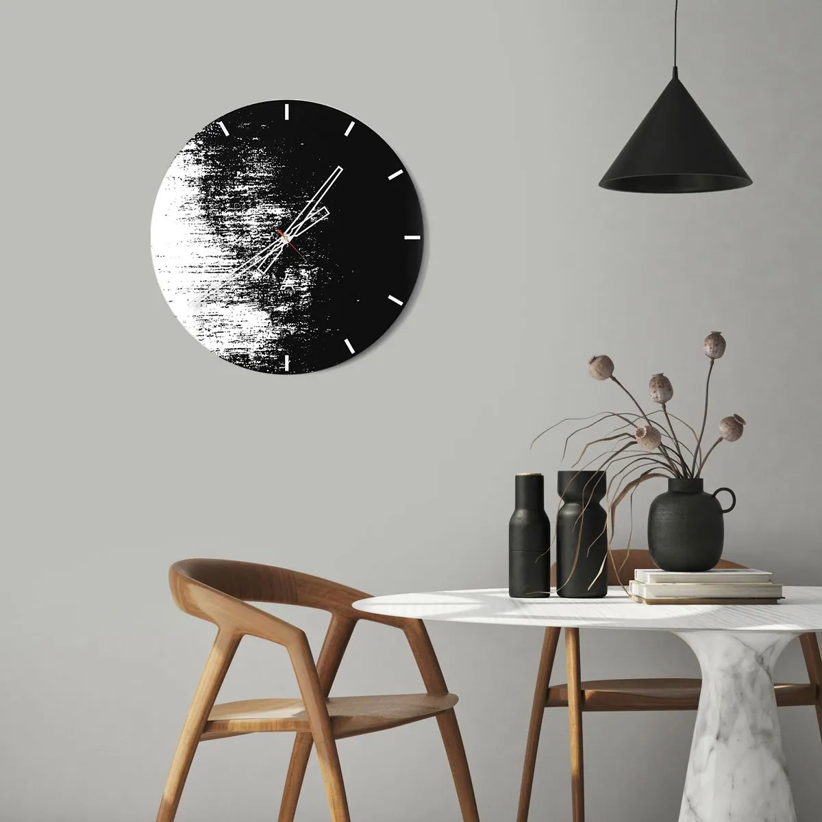 Zegar ścienny - Czarno-biała abstrakcja z efektem pociągnięcia pędzla - 30x30cm - I zwycięzcą jest… - Nowoczesna dekoracja ścienna do salonu, kuchni i sypialni ARTTOR