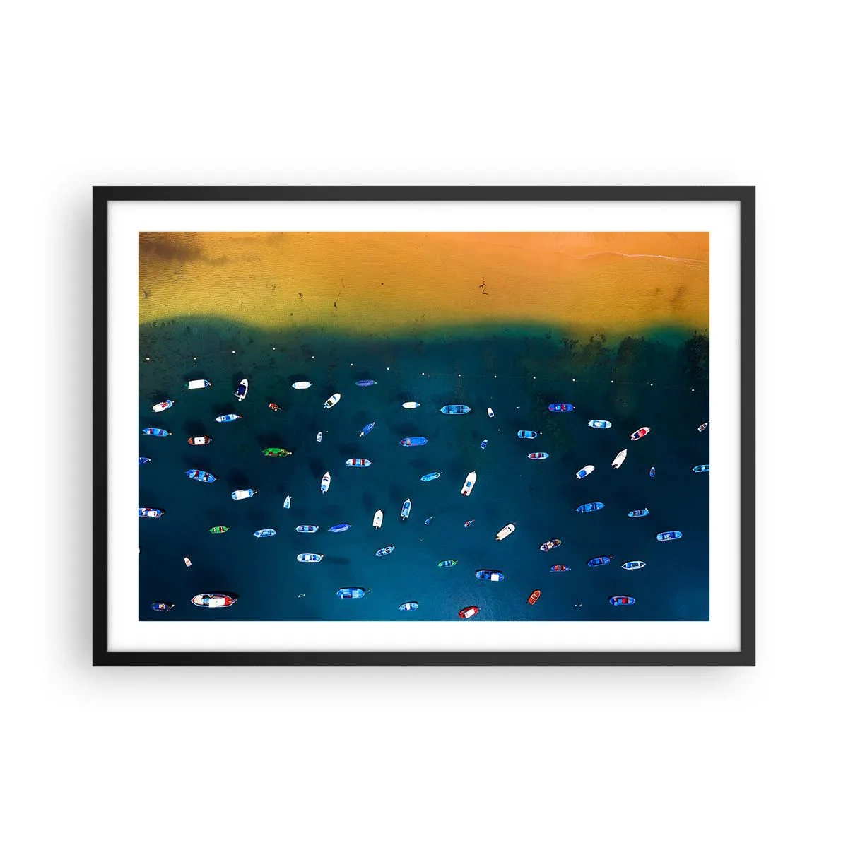 Plakat w czarnej ramie - Widok z lotu ptaka na łodzie na wodzie i piaszczysty brzeg - 70x50cm - Wakacyjna gra - Nowoczesna dekoracja ścienna do salonu i sypialni ARTTOR