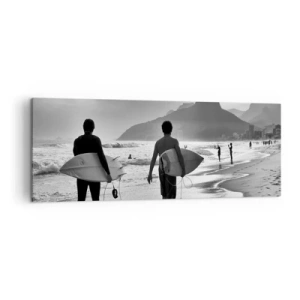Obraz na płótnie - Dwóch surferów idących po plaży z deskami w czarno-białej tonacji - 140x50cm - Samba na jedną falę - Nowoczesna dekoracja ścienna do salonu i sypialni ARTTOR