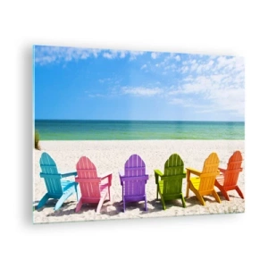 Obraz na szkle - Kolorowe krzesła na piaszczystej plaży z widokiem na morze - 70x50cm - Tęczowa plaża - Nowoczesna dekoracja ścienna do salonu i sypialni ARTTOR