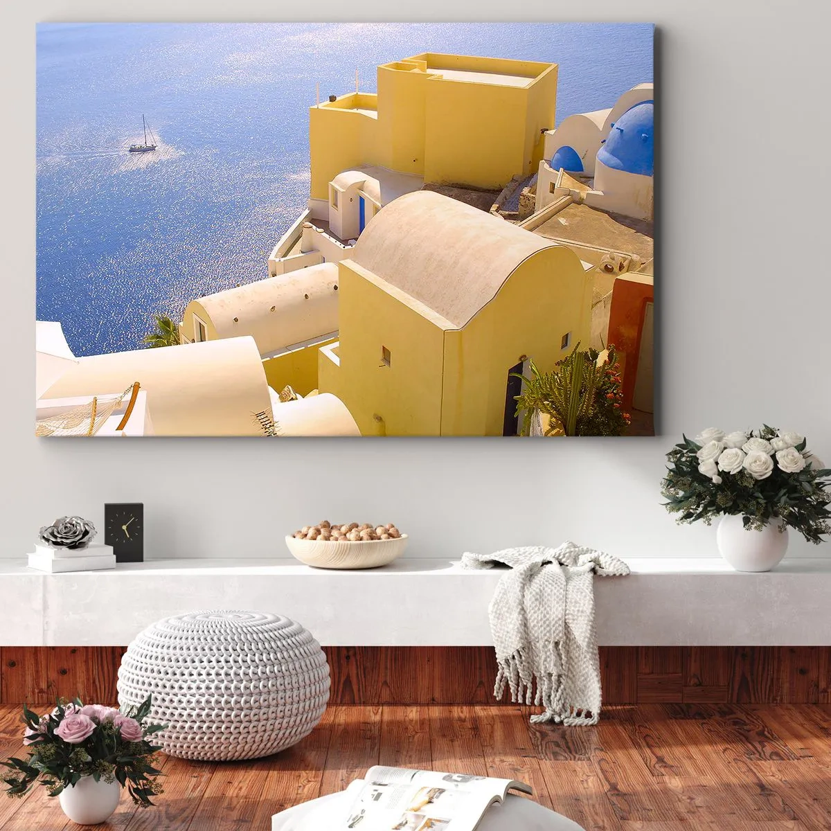 Obraz na płótnie - Grecka architektura z widokiem na morze i łódź w tle - 120x80cm - Grecki pejzaż w bieli i błękicie - Nowoczesna dekoracja ścienna do salonu, kuchni i sypialni ARTTOR