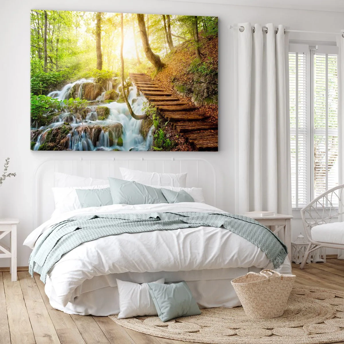 Obraz na płótnie - Leśna ścieżka z drewnianymi schodami przy wodospadzie - 120x80cm - Upragniony chłód - Nowoczesna dekoracja ścienna do salonu, kuchni i sypialni ARTTOR