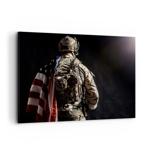 Obraz na płótnie - Żołnierz w mundurze z flagą na tle ciemności - 120x80cm - Właśnie dlatego - Nowoczesna dekoracja ścienna do salonu, kuchni i sypialni ARTTOR
