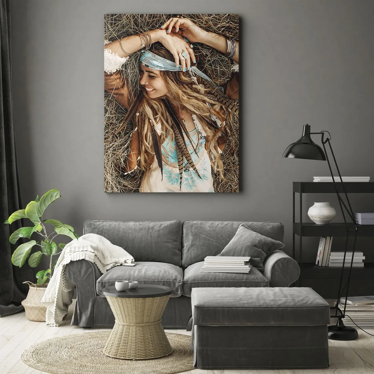 Obraz na płótnie - Kobieta w stylu boho z dredami i piórami leżąca na sianie - 50x70cm - W drodze do lata miłości - Nowoczesna dekoracja ścienna do salonu, kuchni i sypialni ARTTOR