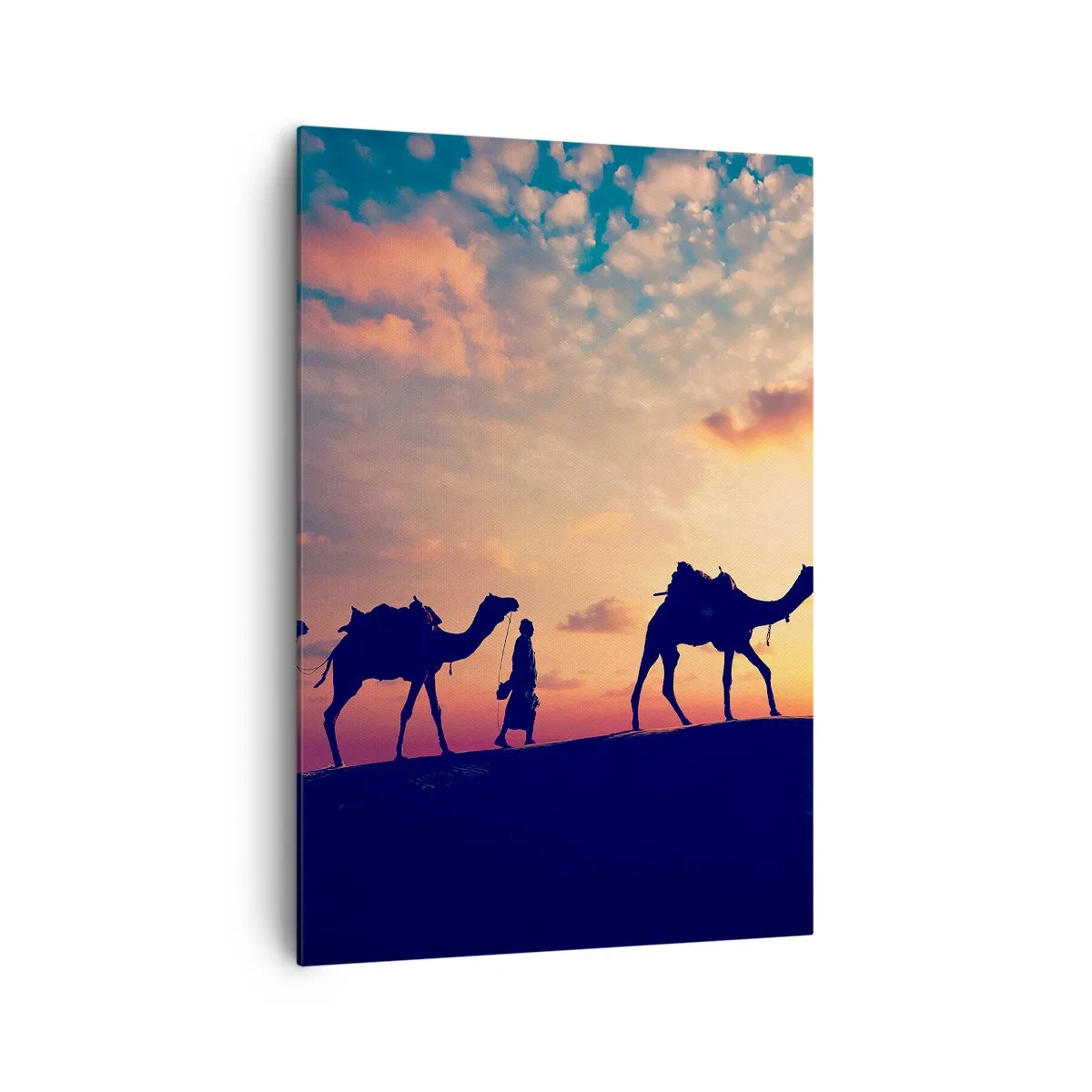 Obraz na płótnie - Karawana wielbłądów wędrująca po pustyni o zachodzie słońca - 70x100cm - Tajemniczy duch orientu - Nowoczesna dekoracja ścienna do salonu i sypialni ARTTOR