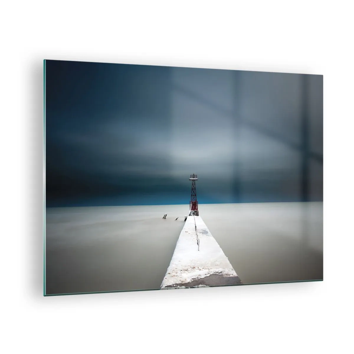 Obraz na szkle - Minimalistyczne molo prowadzące ku latarni na tle morza i nieba - 70x50cm - Na spotkanie bezkresu - Nowoczesna dekoracja ścienna do salonu i sypialni ARTTOR