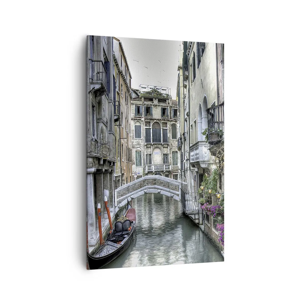 Obraz na płótnie - Wenecki kanał z gondolą i kamiennym mostem - 80x120cm - Od wieków w cichej zadumie - Nowoczesna dekoracja ścienna do salonu i sypialni ARTTOR
