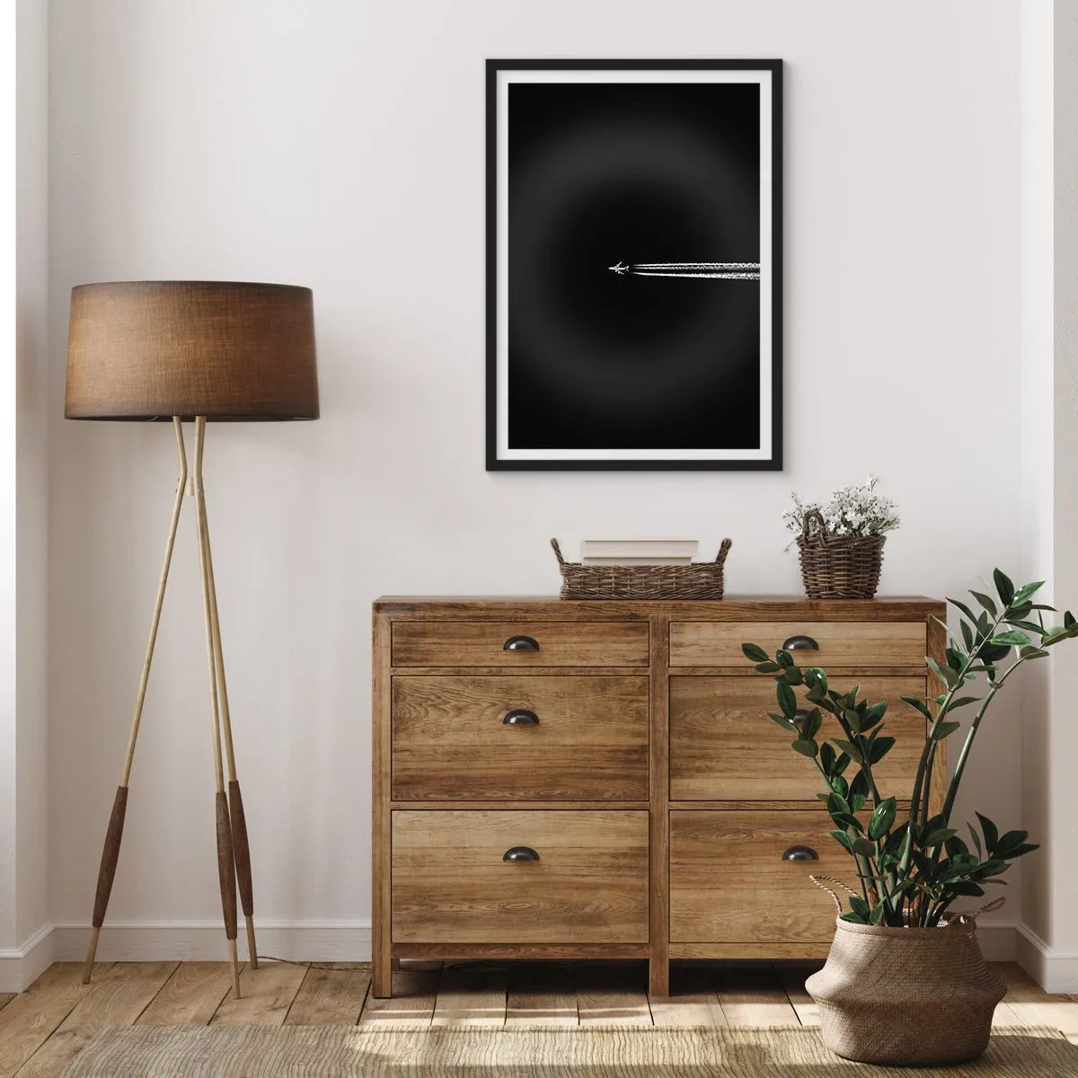 Plakat w czarnej ramie - Samolot lecący na czarnym tle, pozostawiający smugi kondensacyjne - 50x70cm - W inny wymiar - Nowoczesna dekoracja ścienna do salonu i sypialni ARTTOR