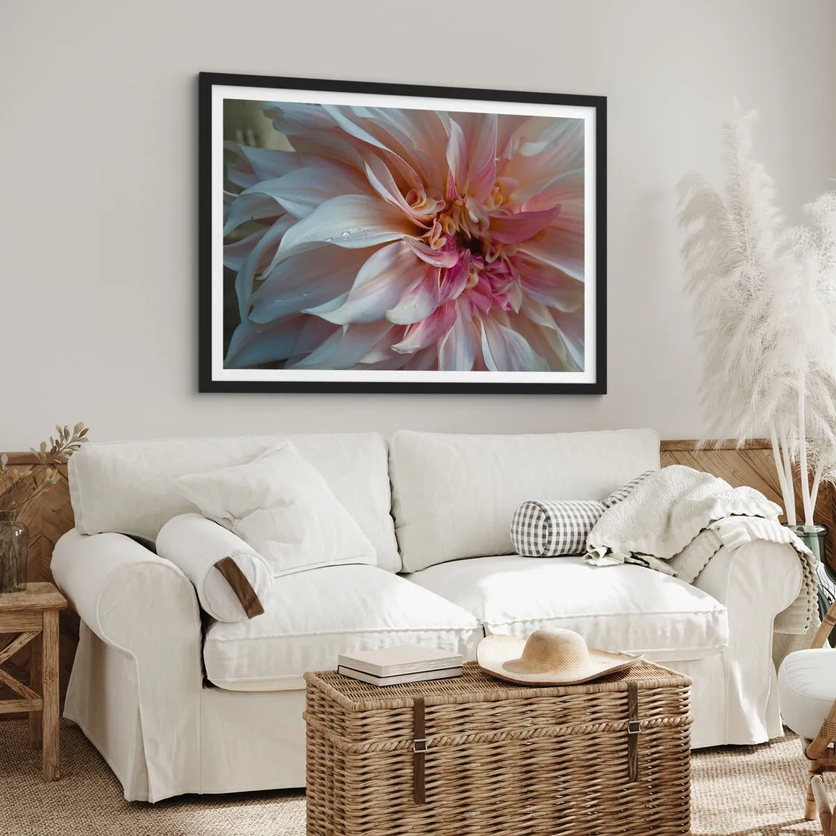 Plakat w czarnej ramie - Zbliżenie na delikatne płatki różowego kwiatu z kroplami wody - 70x50cm - Kwitnąca świeżość - Nowoczesna dekoracja ścienna do salonu i sypialni ARTTOR