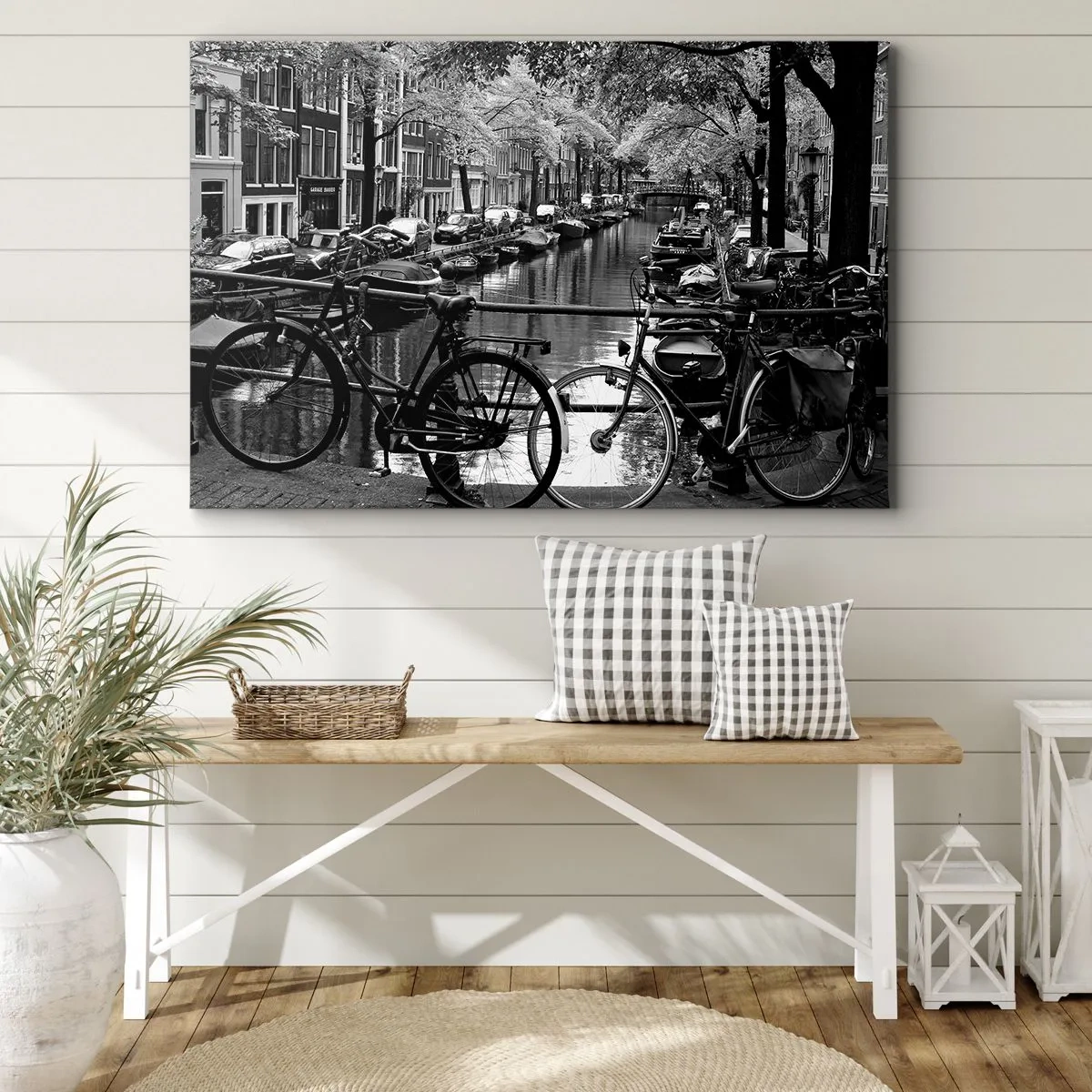 Obraz na płótnie - Kanał z rowerami w czarno-białej fotografii - 120x80cm - Bardzo holenderski widok - Nowoczesna dekoracja ścienna do salonu, kuchni i sypialni ARTTOR