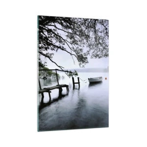 Obraz na szkle - Pomost nad wodą z łodzią w tle otoczoną mglistym krajobrazem - 80x120cm - Już odpoczywasz - Nowoczesna dekoracja ścienna do salonu i sypialni ARTTOR