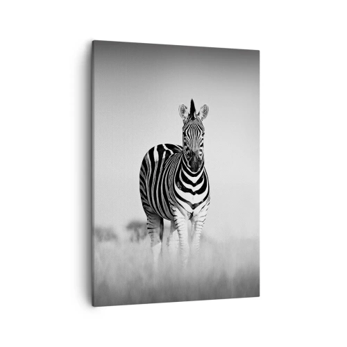 Obraz na płótnie - Zebra stojąca na sawannie w monochromatycznej tonacji - 50x70cm - A jednak świat jest czarno-biały - Nowoczesna dekoracja ścienna do salonu, kuchni i sypialni ARTTOR