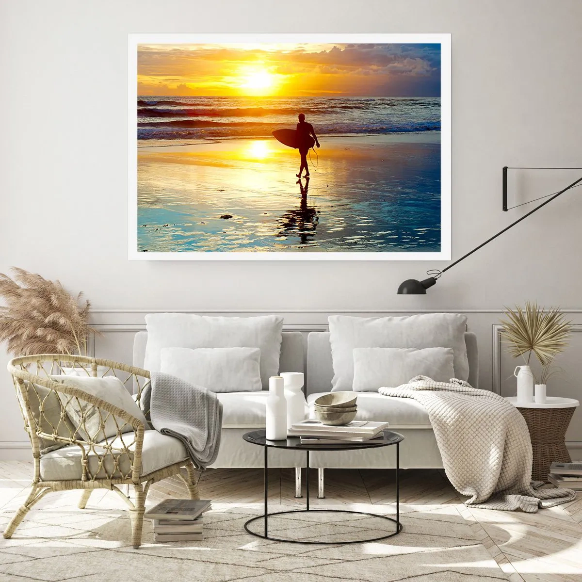 Plakat - Surfer idący po plaży o zachodzie słońca z deską w ręku - 100x70cm - Powrót wojownika - Nowoczesna dekoracja ścienna do salonu i sypialni ARTTOR