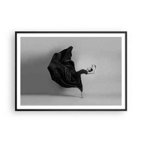 Plakat w czarnej ramie - Elegancka tancerka w czarnej sukni w ruchu - 100x70cm - Uskrzydlona muzyką - Nowoczesna dekoracja ścienna do salonu i sypialni ARTTOR