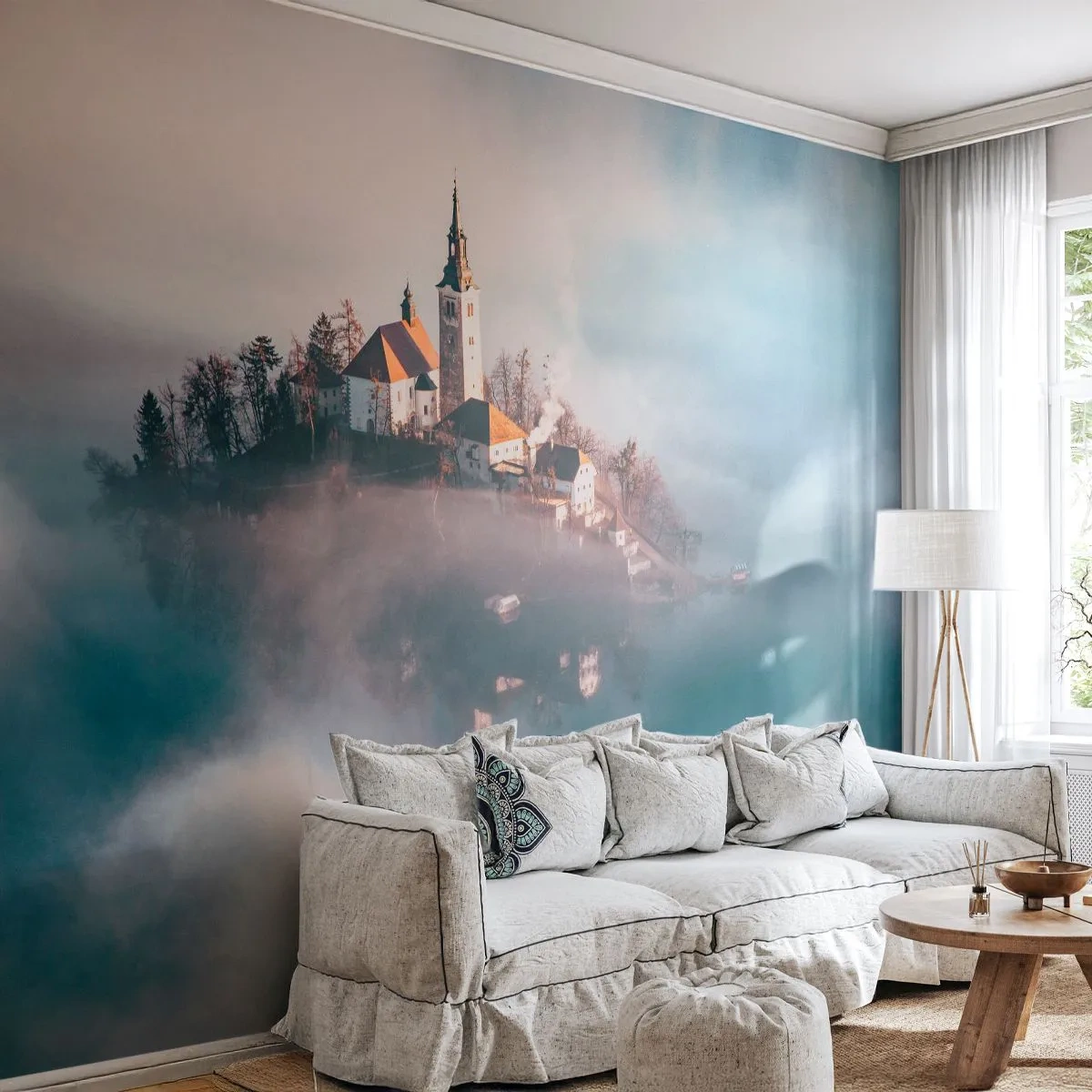 Fototapeta Premium Sand - Malownicza wyspa z kościołem otoczona mgłą na jeziorze - 100x70cm - Wyspa marzeń - Nowoczesna dekoracja ścienna do salonu, kuchni i sypialni ARTTOR