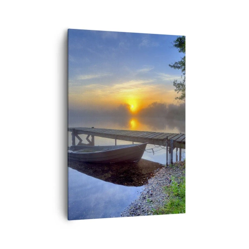 Obraz na płótnie - Pomost nad jeziorem o wschodzie słońca z łodzią przy brzegu - 70x100cm - Jak zwyczajne zamienia się w magiczne - Nowoczesna dekoracja ścienna do salonu i sypialni ARTTOR