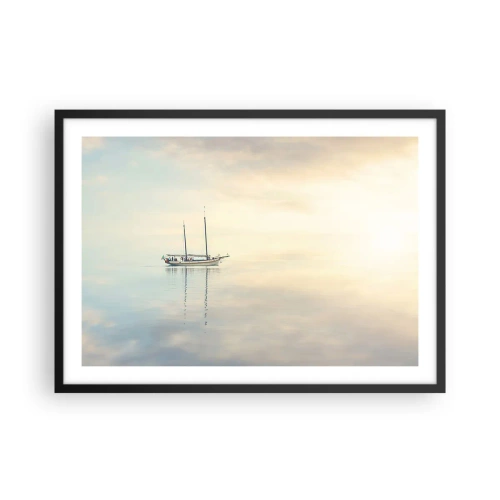Plakat w czarnej ramie - Łódź na spokojnym morzu w delikatnym świetle - 70x50cm - W morzu ciszy - Nowoczesna dekoracja ścienna do salonu i sypialni ARTTOR