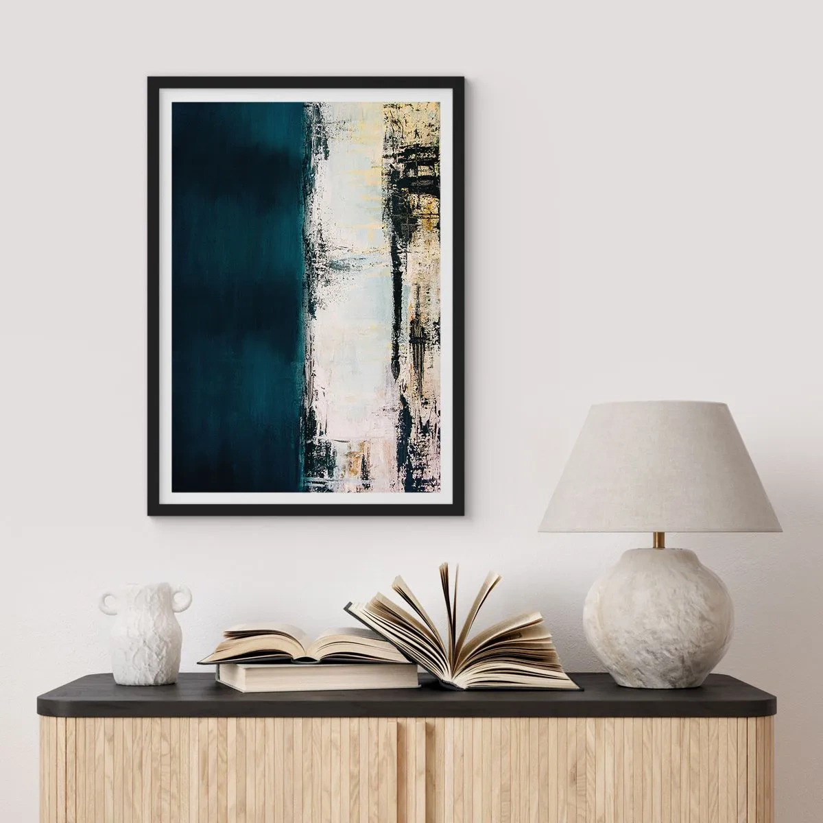 Plakat w czarnej ramie - Abstrakcyjna kompozycja w tonacji granatowo-beżowej - 50x70cm - Kompozycja horyzontalna - Nowoczesna dekoracja ścienna do salonu i sypialni ARTTOR