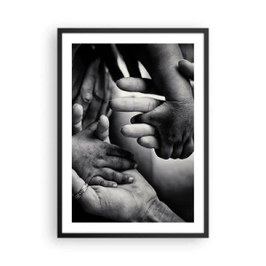 Plakat w czarnej ramie - Czarno-biały motyw dłoni symbolizujących więź - 50x70cm - Być człowiekiem - Nowoczesna dekoracja ścienna do salonu i sypialni ARTTOR