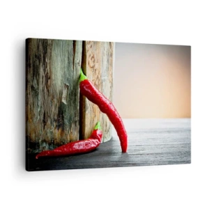 Obraz na płótnie - Dwie czerwone papryczki chili na drewnianym tle z rustykalnym akcentem - 70x50cm - Red hot chili peppers - Nowoczesna dekoracja ścienna do salonu i sypialni ARTTOR