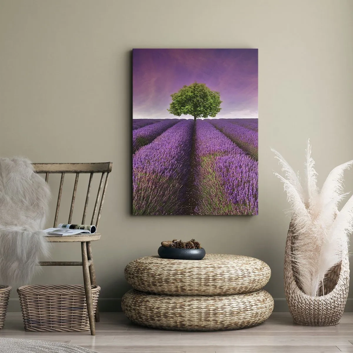 Obraz na płótnie - Pole lawendy z samotnym drzewem na horyzoncie - 50x70cm - Na lawendowych polach - Nowoczesna dekoracja ścienna do salonu, kuchni i sypialni ARTTOR