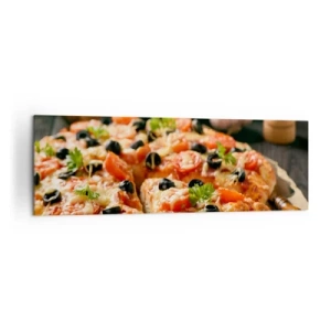 Obraz na płótnie - Pizza z pomidorami, oliwkami i świeżymi ziołami na stole - 160x50cm - Znów ci się upiekło - Nowoczesna dekoracja ścienna do salonu i sypialni ARTTOR