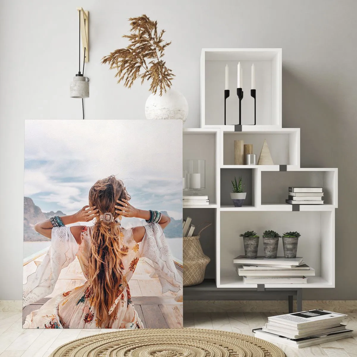 Obraz na szkle - Kobieta na łodzi z widokiem na góry i wodę, w stylu boho - 70x100cm - W drodze ku szczęściu - Nowoczesna dekoracja ścienna do salonu i sypialni ARTTOR