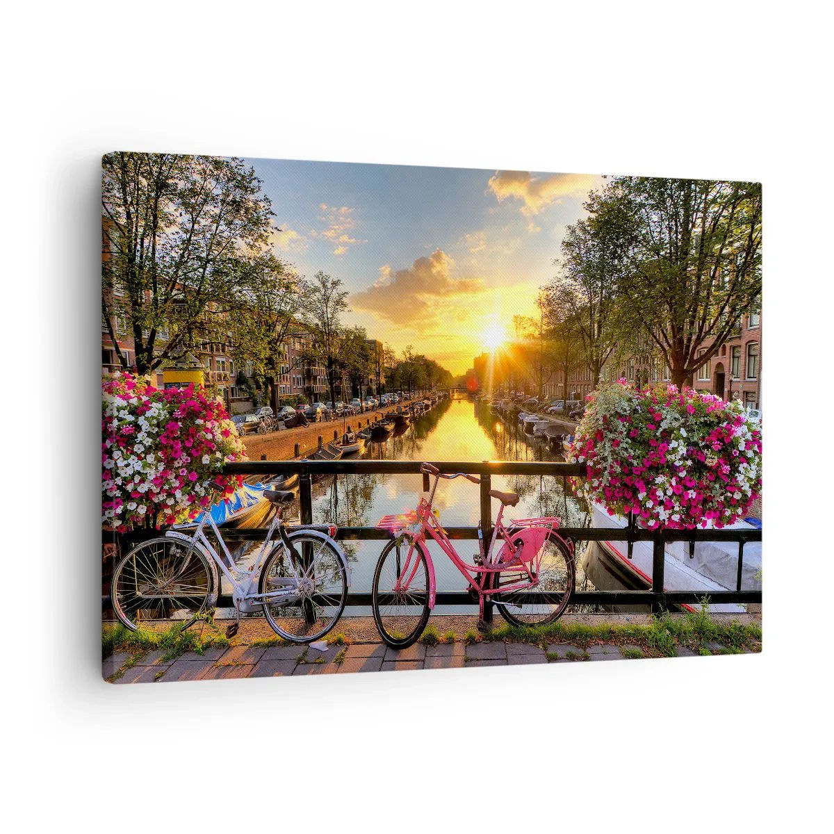 Obraz na płótnie - Rowery na moście w blasku zachodzącego słońca - 70x50cm - Wiosenny poranek w Amsterdamie - Nowoczesna dekoracja ścienna do salonu i sypialni ARTTOR