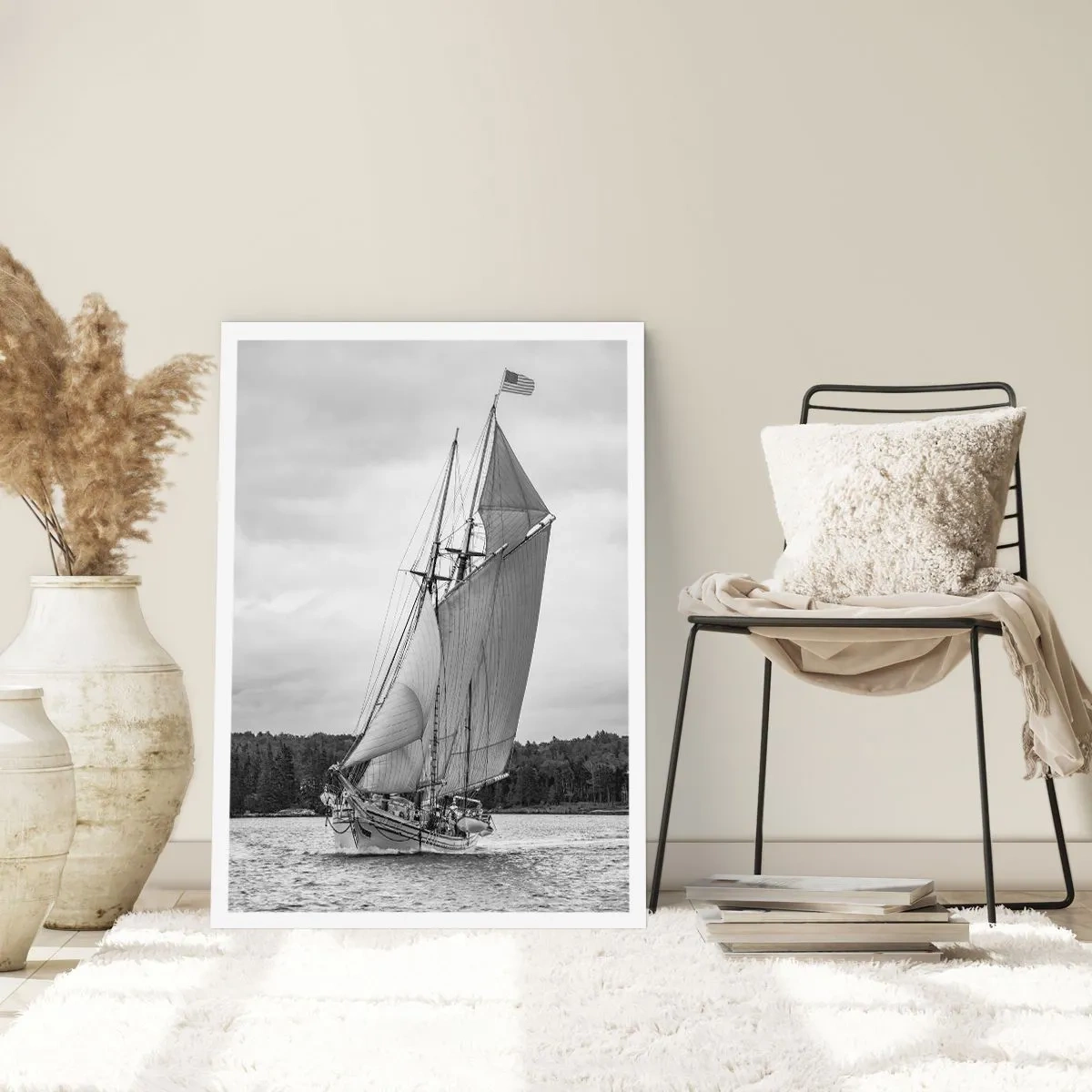 Plakat - Statek żaglowy z dużymi żaglami, płynący po morzu w czarno-białym ujęciu - 50x70cm - Bracia wiatru - Nowoczesna dekoracja ścienna do salonu, kuchni i sypialni ARTTOR