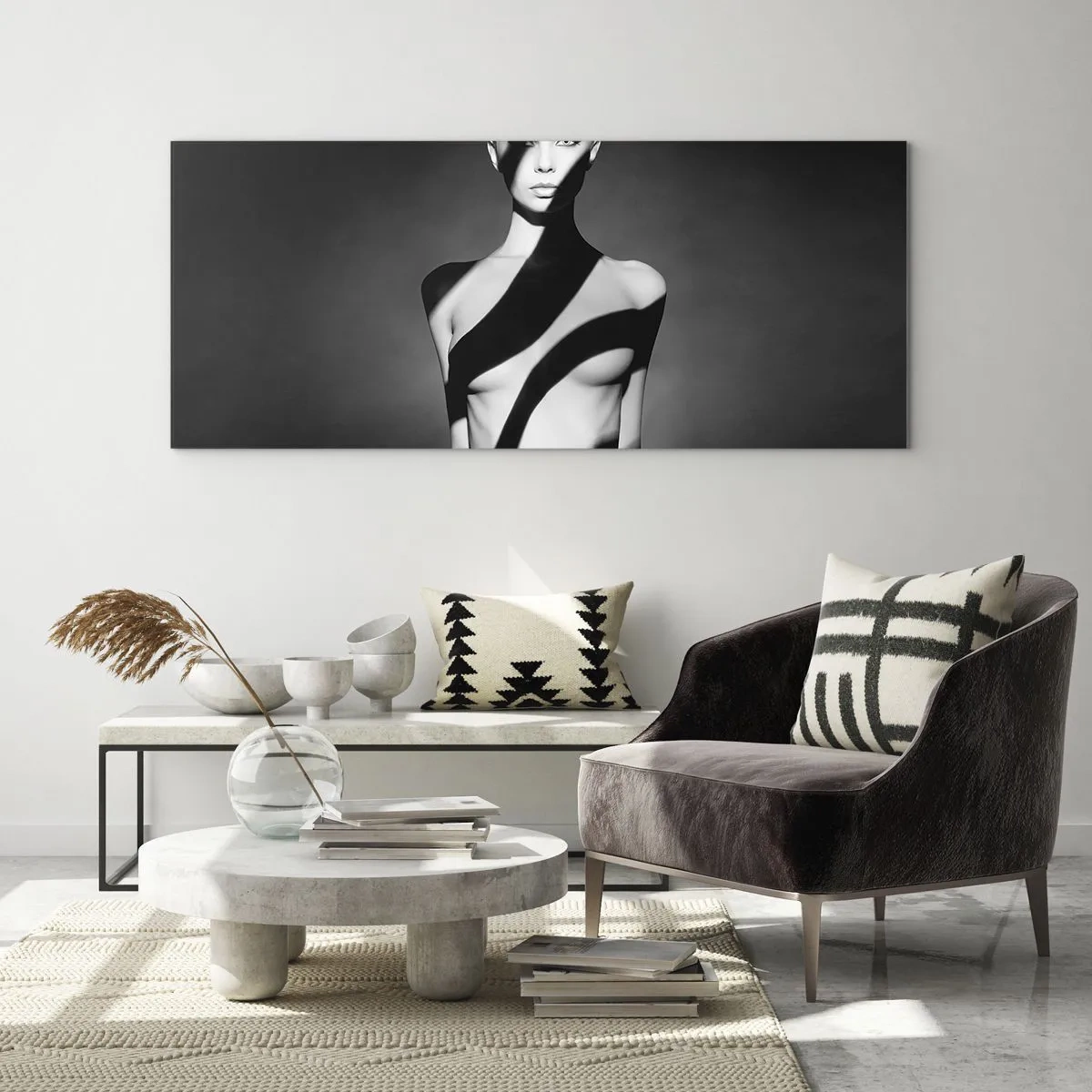 Obraz na szkle - Czarno-biały portret kobiety w świetle i cieniach - 120x50cm - W blasku i w cieniu - Nowoczesna dekoracja ścienna do salonu i sypialni ARTTOR