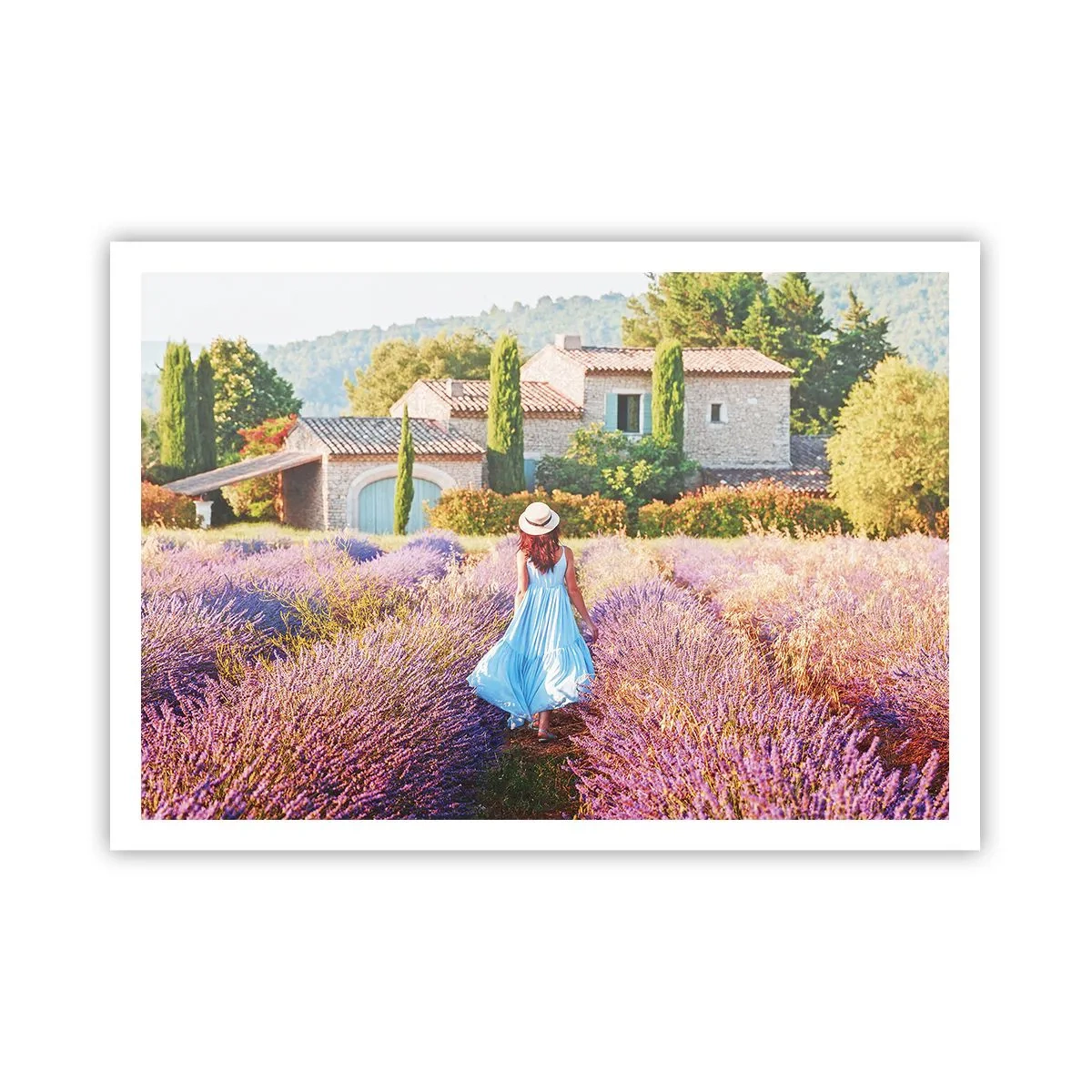 Plakat - Kobieta w błękitnej sukni spacerująca po polu lawendy z widokiem na dom - 100x70cm - Lawendowa dziewczyna - Nowoczesna dekoracja ścienna do salonu i sypialni ARTTOR